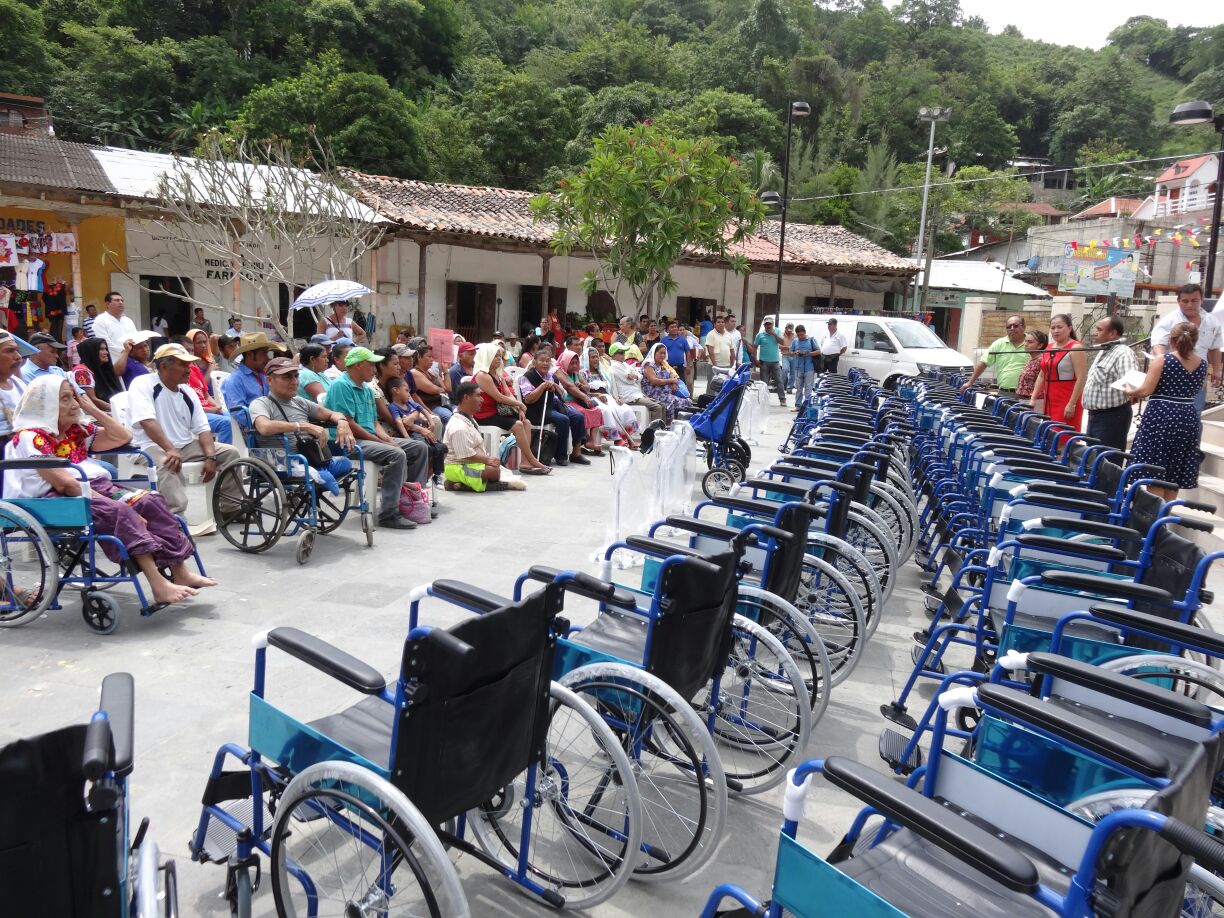 Entregan apoyos a personas con discapacidad en Ixhuatlán de Madero