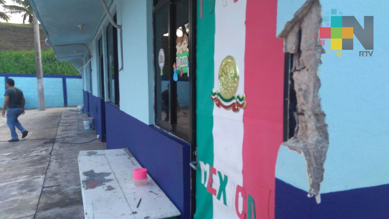 En Coatzacoalcos niños reciben clases fuera de aulas por afectaciones del sismo