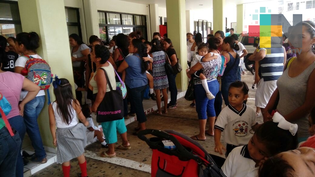 Protestan en palacio municipal por daños en jardín de niños de Coatzacoalcos