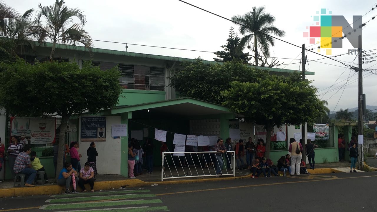 Continúan tomadas instalaciones de primaria de Fortín por padres de familia