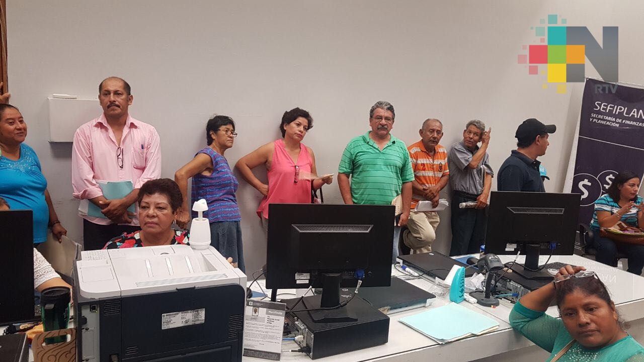 Grandes filas en módulo de reordenamiento vehicular de Coatzacoalcos