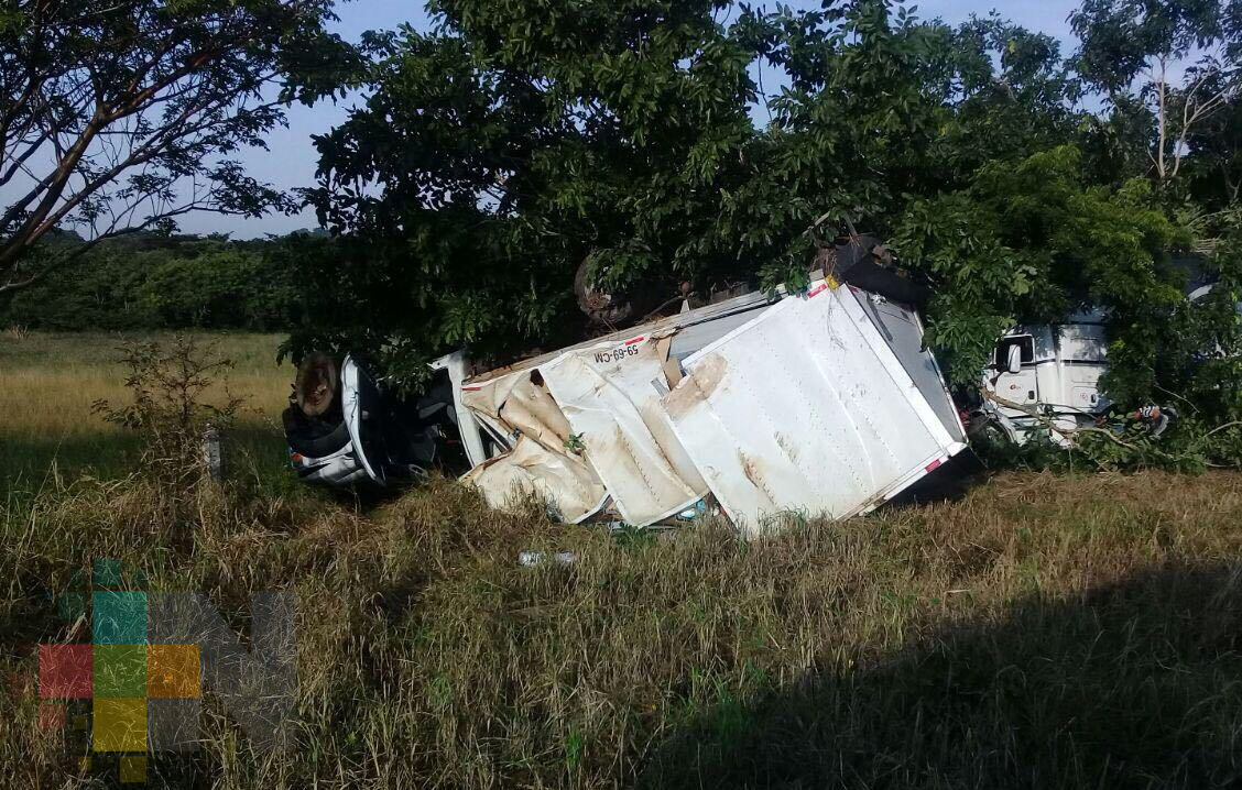 Se accidenta camioneta que trasladaba víveres para damnificados de Oaxaca