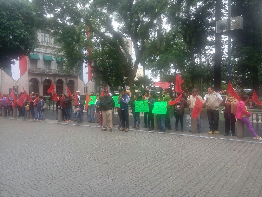 Integrantes del Movimiento Antorcha Campesina exigen se concluyan obras pendientes
