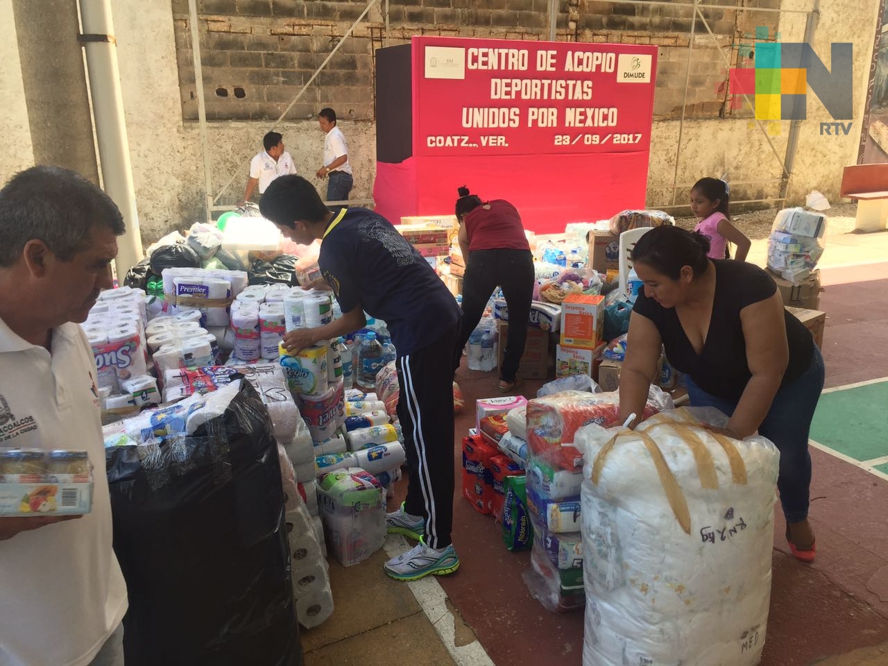 DIF y DIMUDE de Coatzacoalcos acopian más de dos toneladas de víveres para damnificados