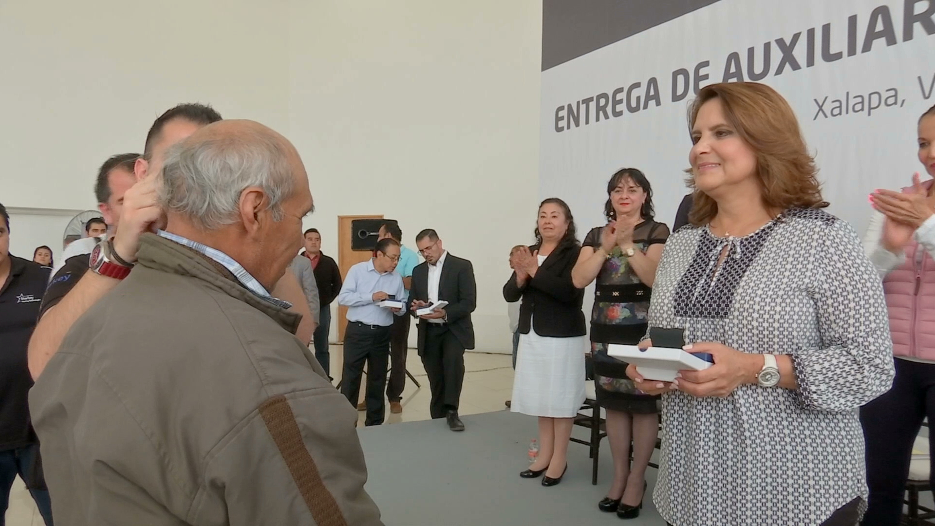 Otorga DIF Veracruz aparatos auditivos a habitantes de 70 municipios