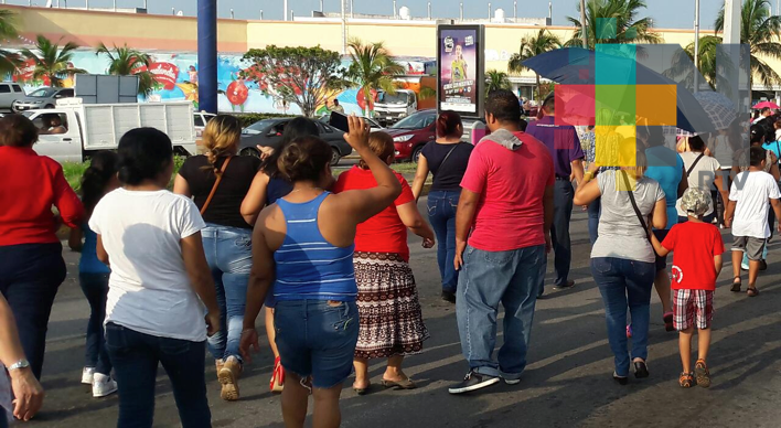 Bloquean avenida JB Lobos de Veracruz; piden dictamen de infraestructura de escuela