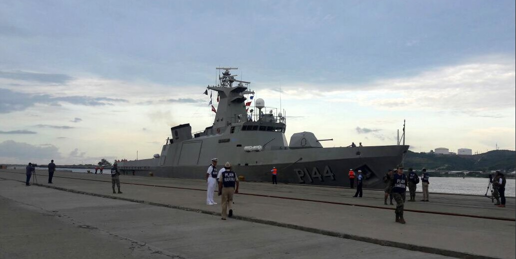 Arriba barco de la Marina a Salina Cruz, Oaxaca, con ayuda humanitaria