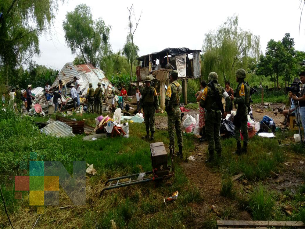 Familias de Minatitlán piden apoyo por viviendas derrumbadas