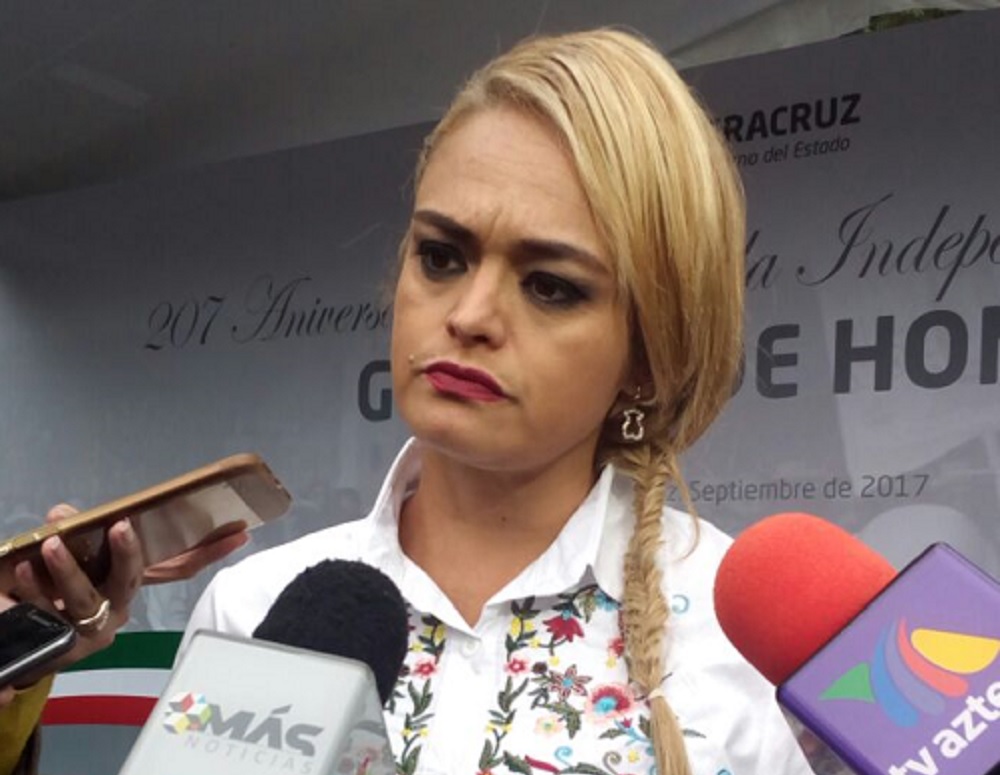 Ayuntamiento de Xalapa regulará venta de artículos patrios en las calles