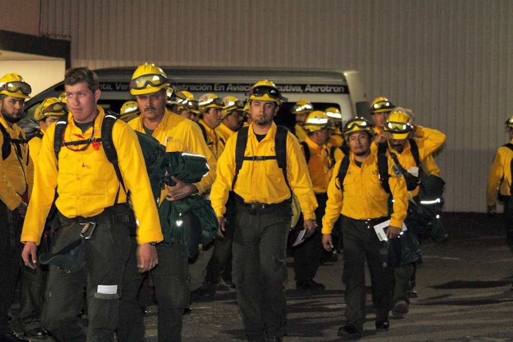 Regresa a México el primer contingente de combatientes de incendios enviado a Canadá