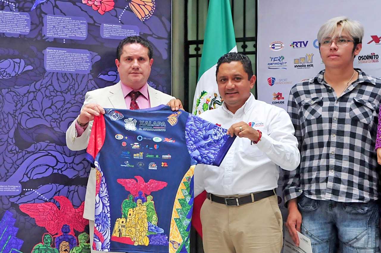 Presentan playera y medalla de la 3ª Carrera Nuestra Capital XL