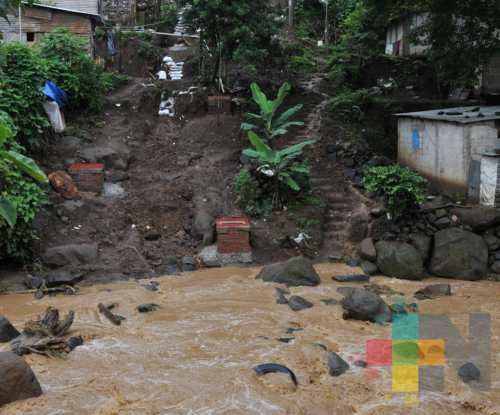 Gobernador Yunes pide a la población continuar alerta, seguirán lluvias por Katia