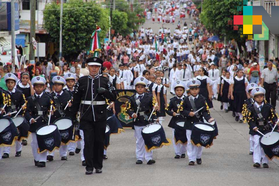 Escuelas de Tierra Blanca desfilan para conmemorar la Independencia de México