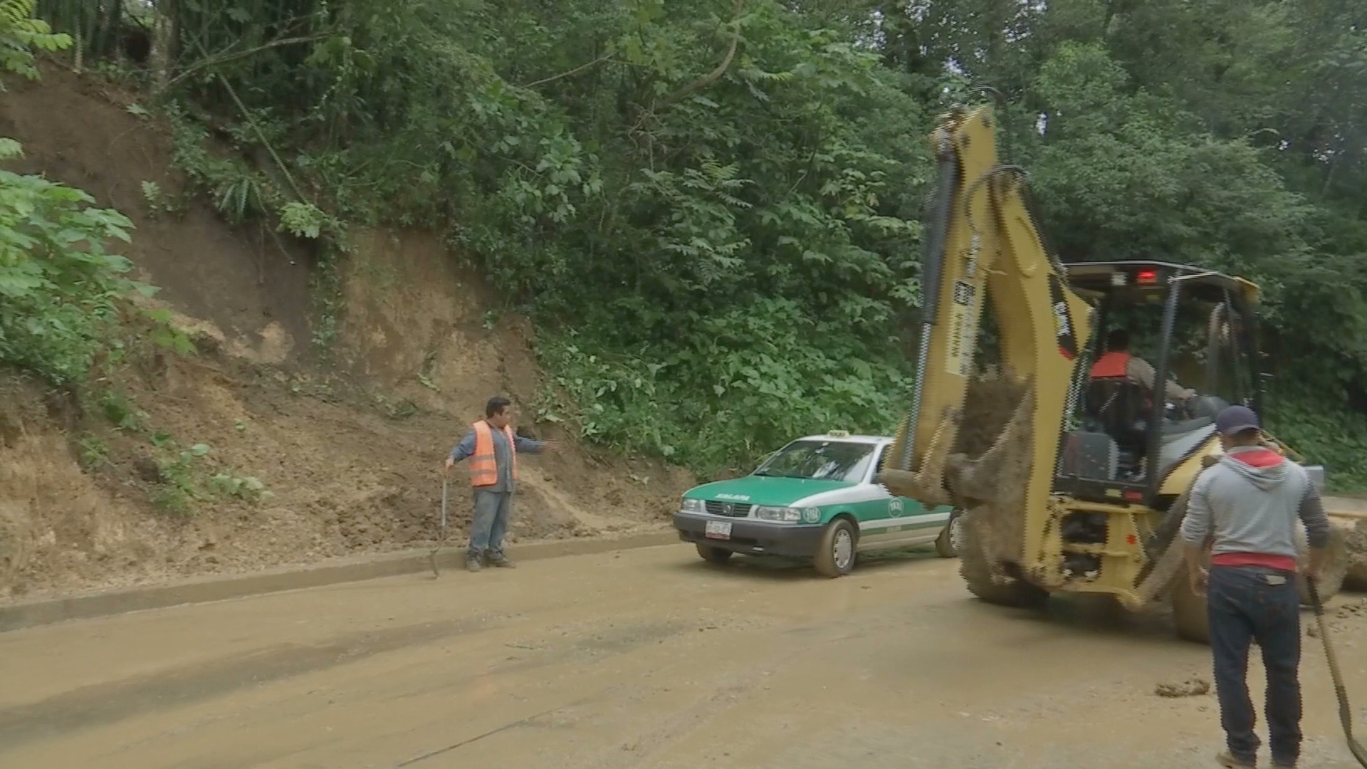 Deslaves afectan a pobladores en San Andrés Tlalnelhuayocan
