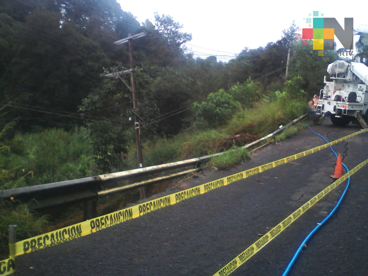 Deslave en autopista Xalapa-Coatepec, no hay cierre a la circulación pero el tráfico es lento