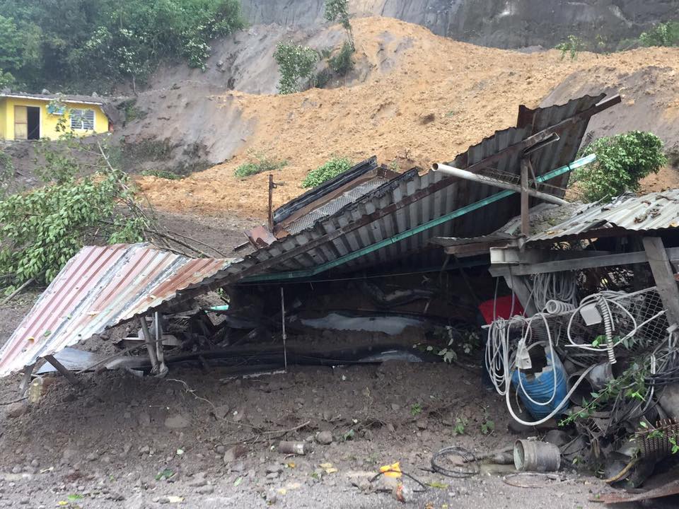 Deslizamiento incomunica poblados y obstruye vialidades en Coscomatepec