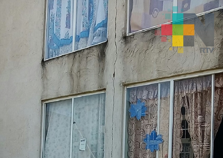 Reportan daños en edificios en Circuito Jazmin de Coatzacoalcos