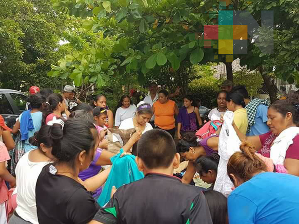 Grupo de amigos entregan despensas a comunidades de Oaxaca