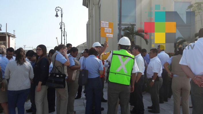 Evacuan edificio de Apiver por sismo con epicentro en Oaxaca