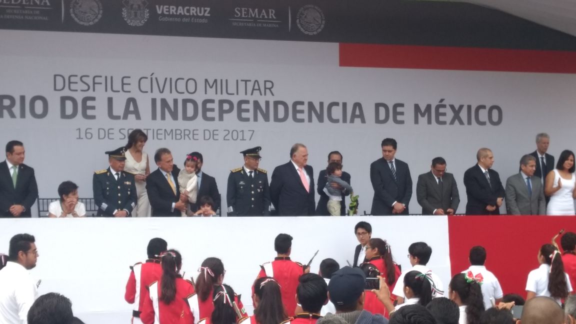 Encabeza el gobernador Yunes desfile cívico por los 207 años del inicio de la lucha de independencia de México