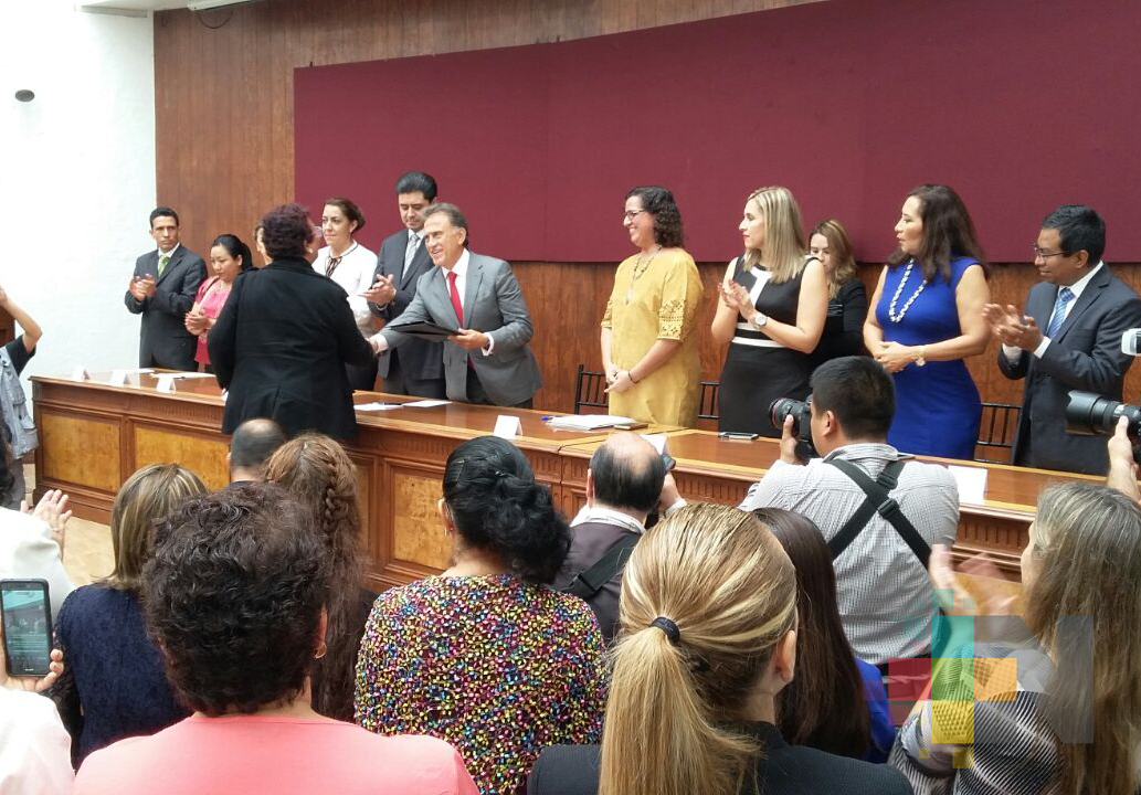 Gobernador Yunes toma protesta a integrantes del Consejo Consultivo y Consejo Social del IVM