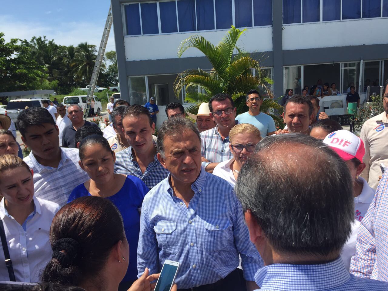 Entrega el gobernador Yunes material didáctico en escuelas afectadas por “Katia»