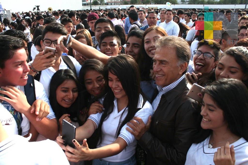Convive el gobernador Yunes con jóvenes y les reitera que es prioridad su educación