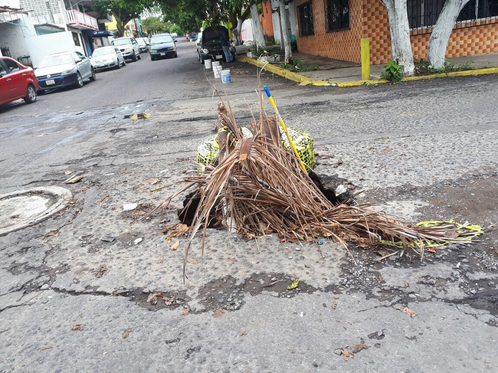 Denuncian omisión de autoridades para atender hundimiento en calle de Veracruz