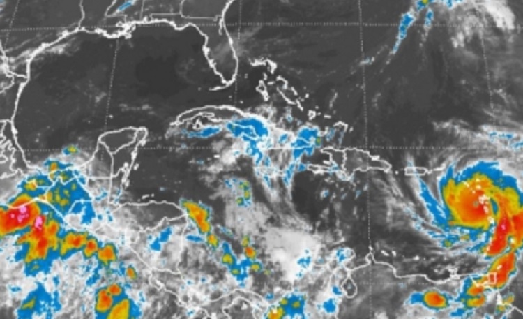 Huracán María recupera categoría cinco rumbo a Puerto Rico tras devastar Dominica