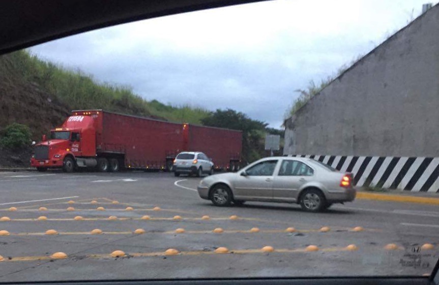 Reporte ciudadano: Circulan en sentido contrario en distribuidor de la Central de Abastos Xalapa