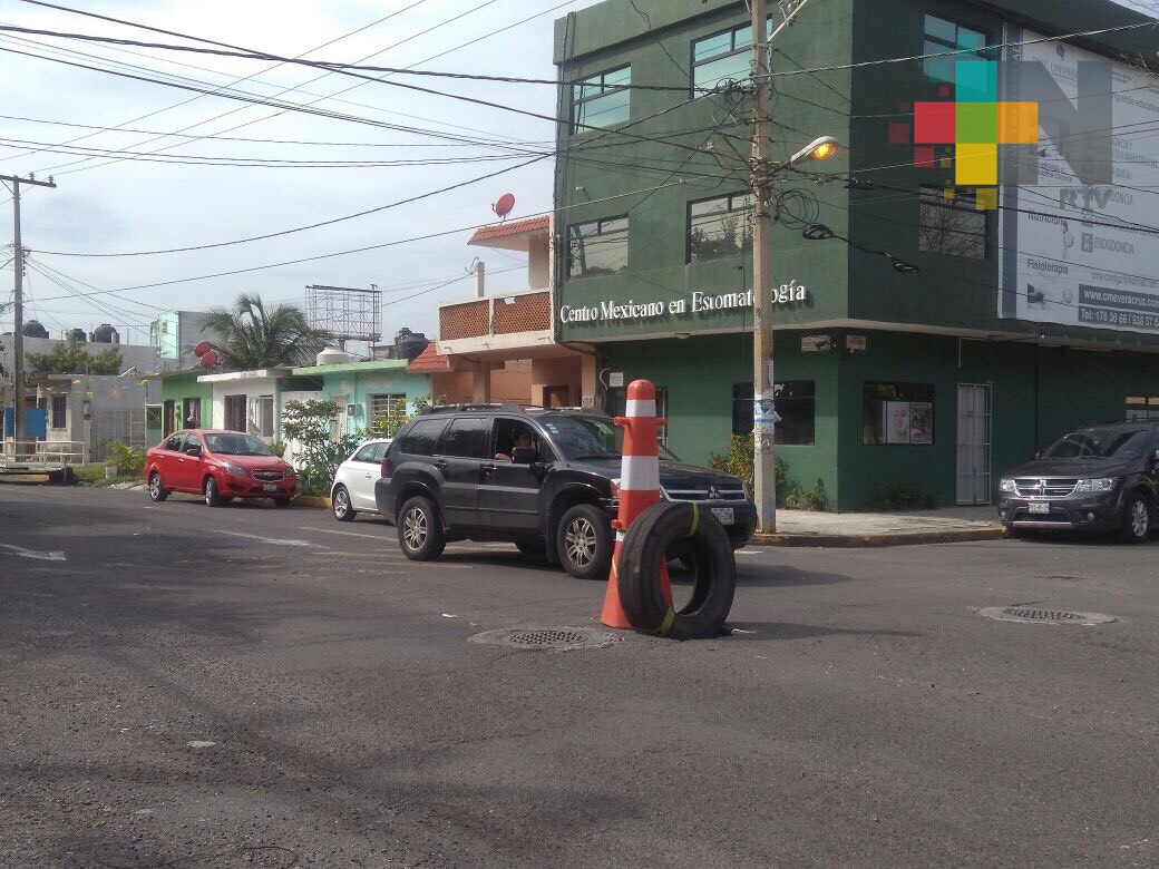 Hundimiento en calles de Veracruz tiene años sin ser reparado