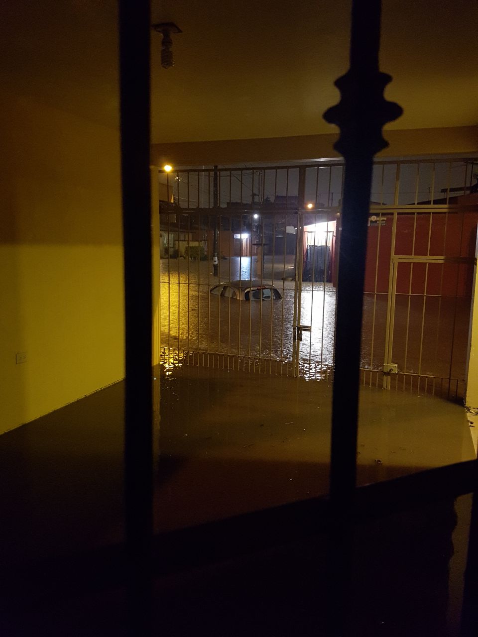 Lluvias deja inundadas a familias de Xalapa