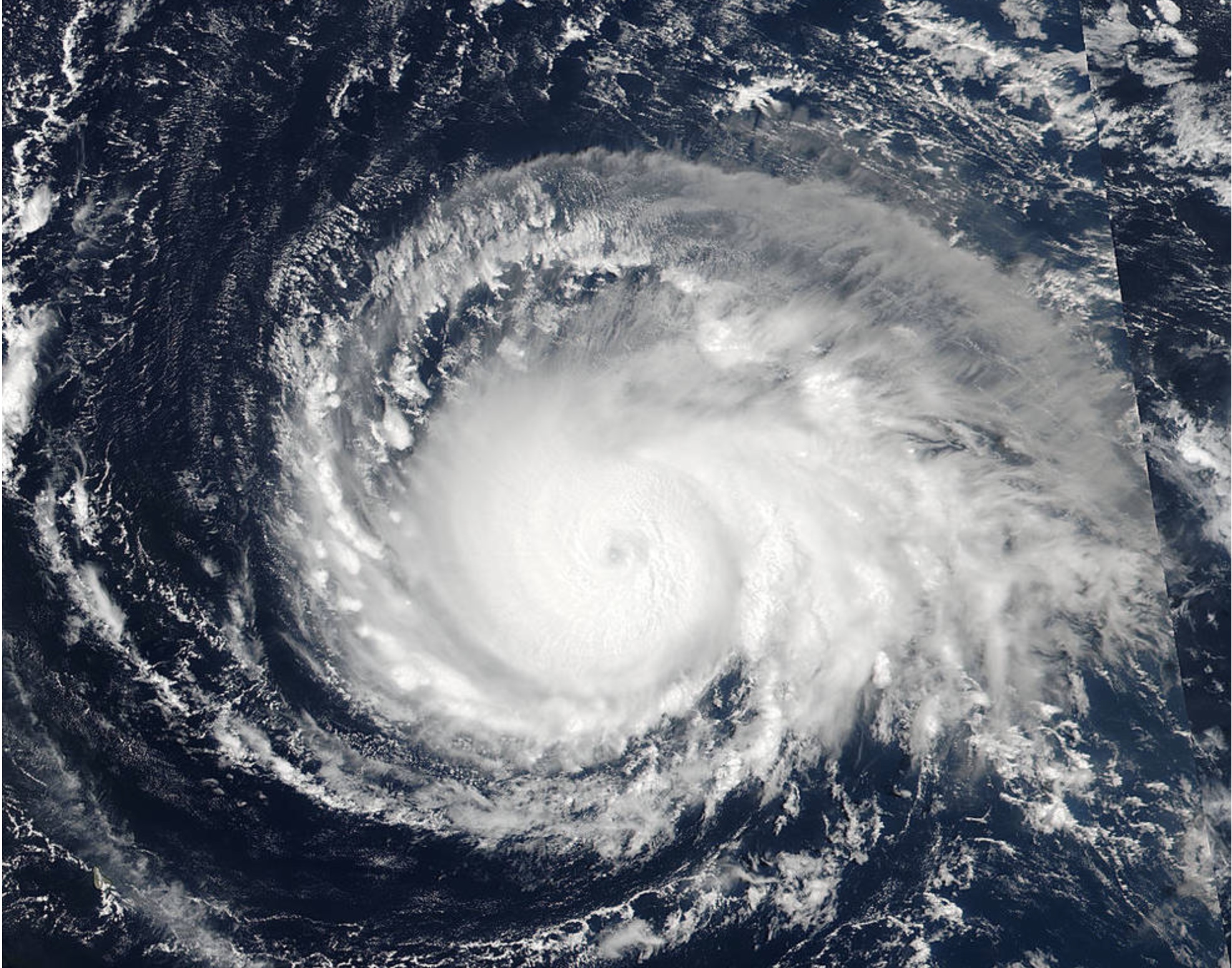 «Monstruoso» huracán Irma toca tierra en islas del Caribe