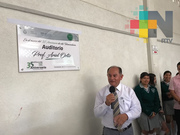 Reconocen trayectoria del maestro Ariel Ortiz, fundador de telesecundaria de Coacoatzintla
