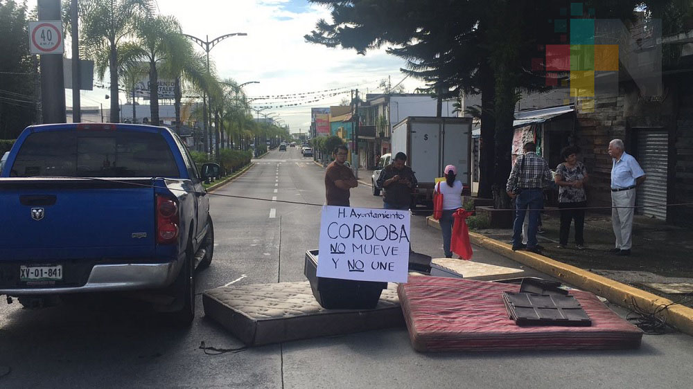 Cordobeses afectados por lluvia bloquean calle; exigen acciones de las autoridades