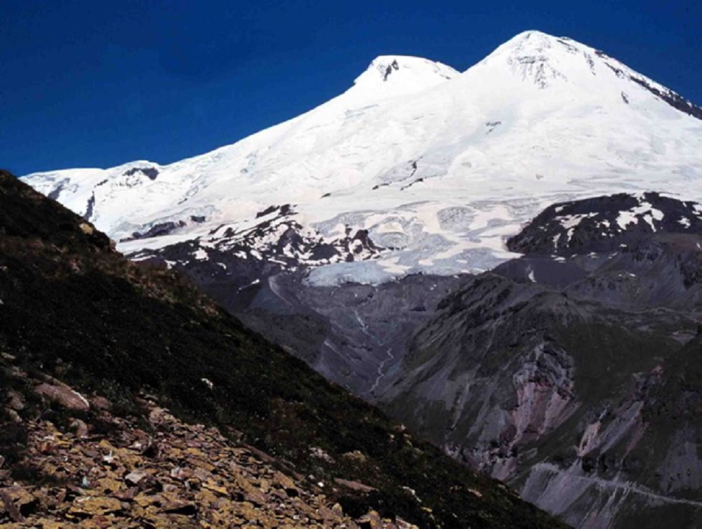 Más de 500 turistas atrapados por deslizamiento en montaña Elbrus