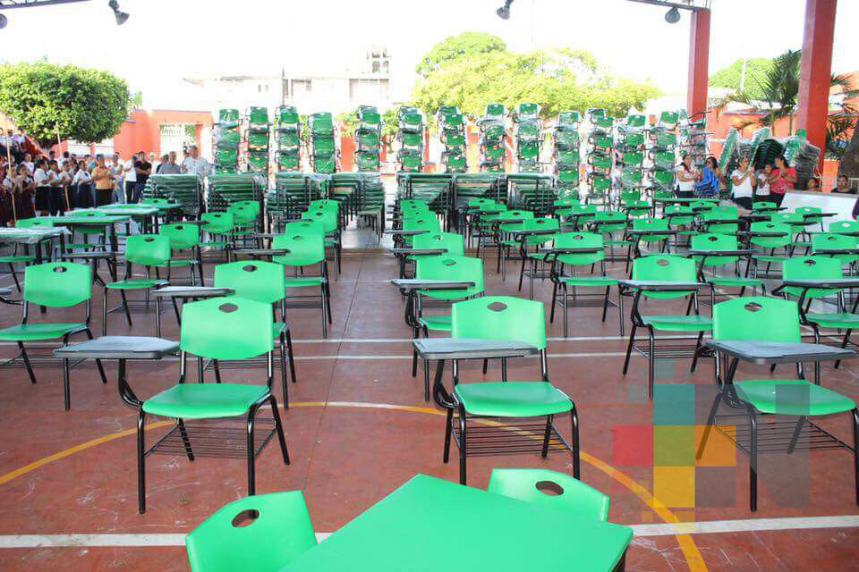 Escuelas en Tierra Blanca son beneficiadas con mobiliario