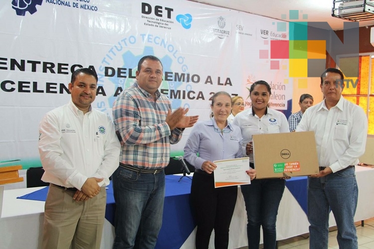 Reconocen a estudiantes del ITSP con el Premio a la Excelencia Académica 2017