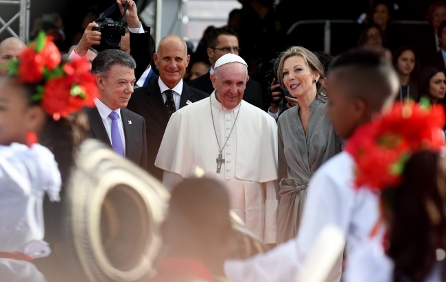 Papa Francisco llega a Colombia en visita pastoral