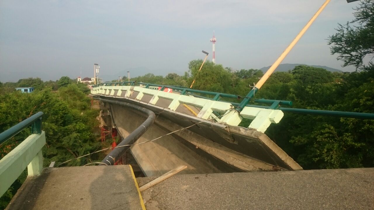 Cae puente Ixtlaltepec, en Oaxaca, por el sismo de esta mañana