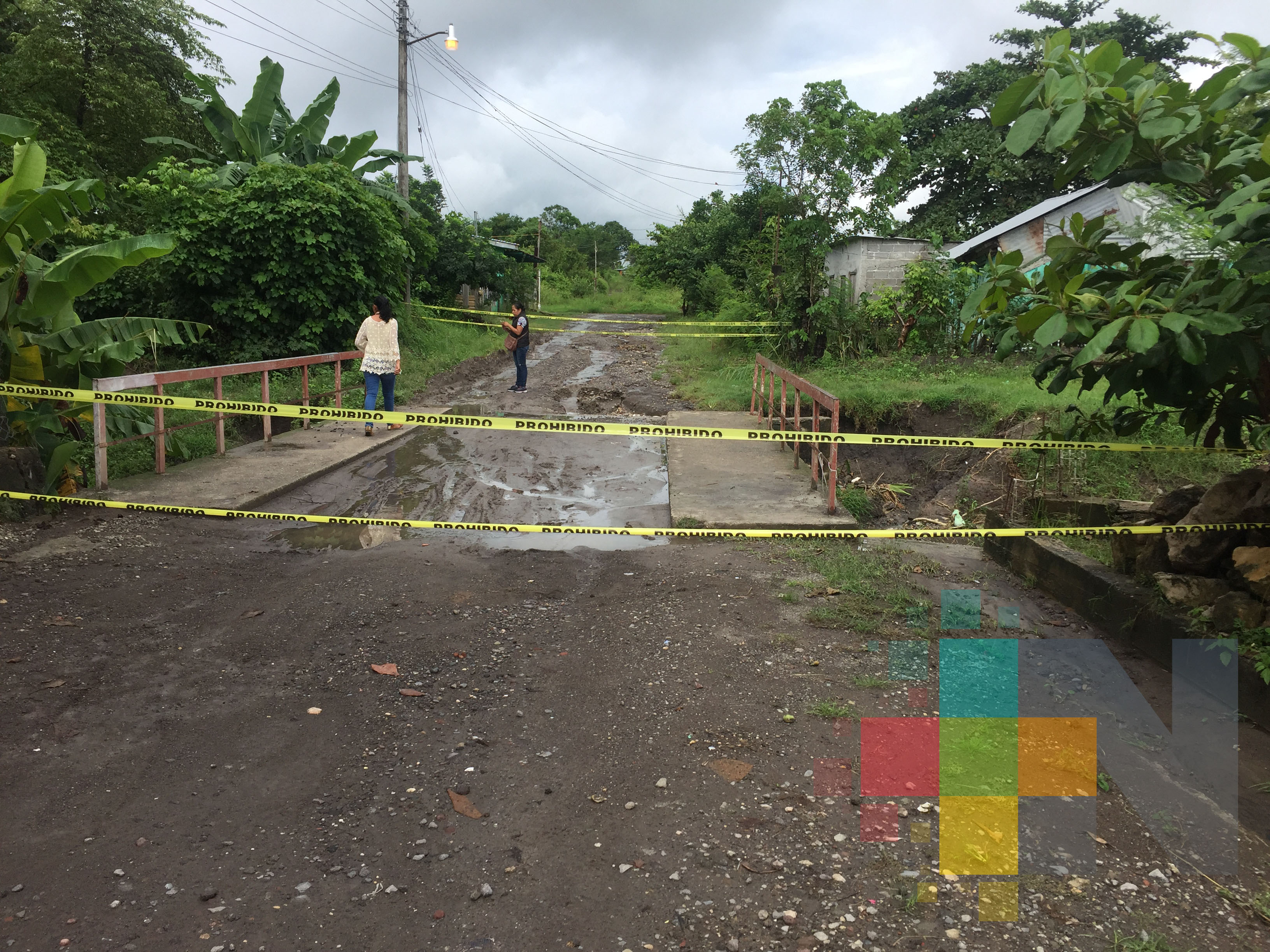 Puente vehicular y peatonal afectado por reblandecimiento de tierra