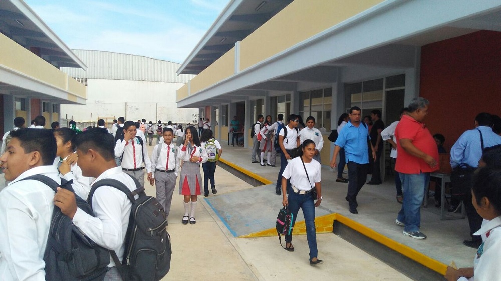 Inician ciclo escolar en secundaria reconstruida de Coatzacoalcos