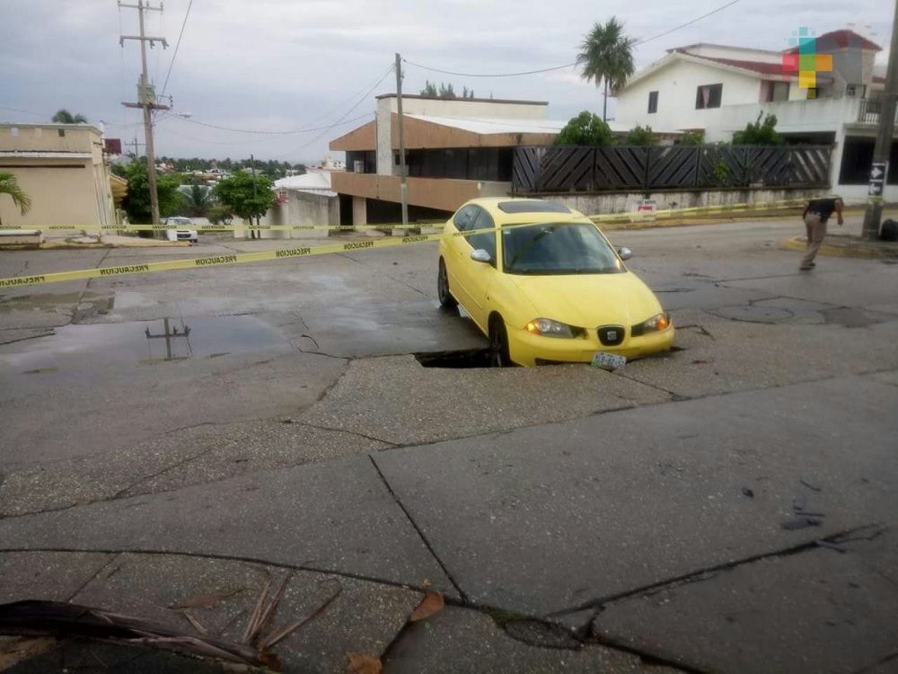 En Coatzacoalcos, automóvil termina atrapado en socavón