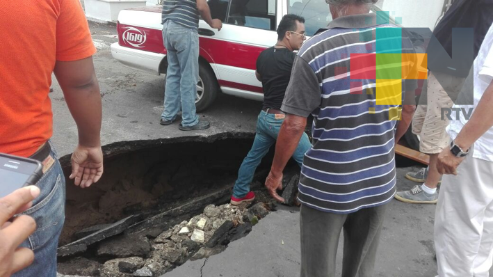 Peligro para automovilistas, socavón en la colonia Ignacio Zaragoza de Veracruz