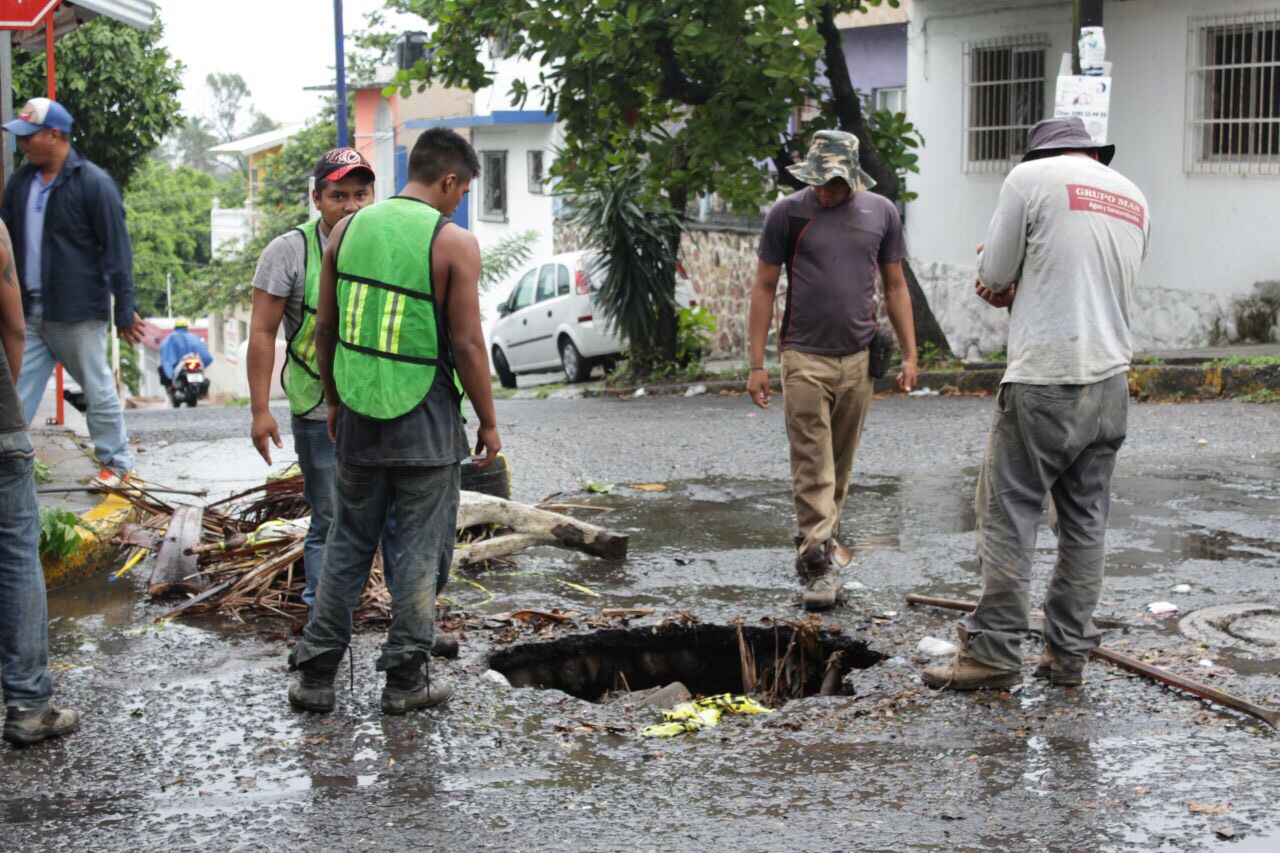 Reparan socavón en calle Orizaba de Veracruz