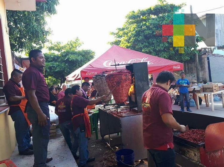 Llevan taquiza a damnificados de Coatzacoalcos por terremoto