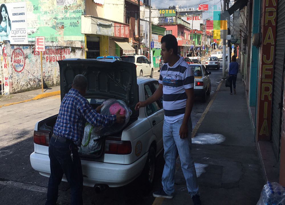 Taxistas de Córdoba entregan víveres recaudados al municipio de Piedras Negras