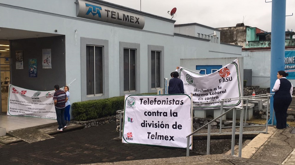 Trabajadores de Telmex de Córdoba y Coatzacoalcos protestan contra la reforma de telecomunicaciones
