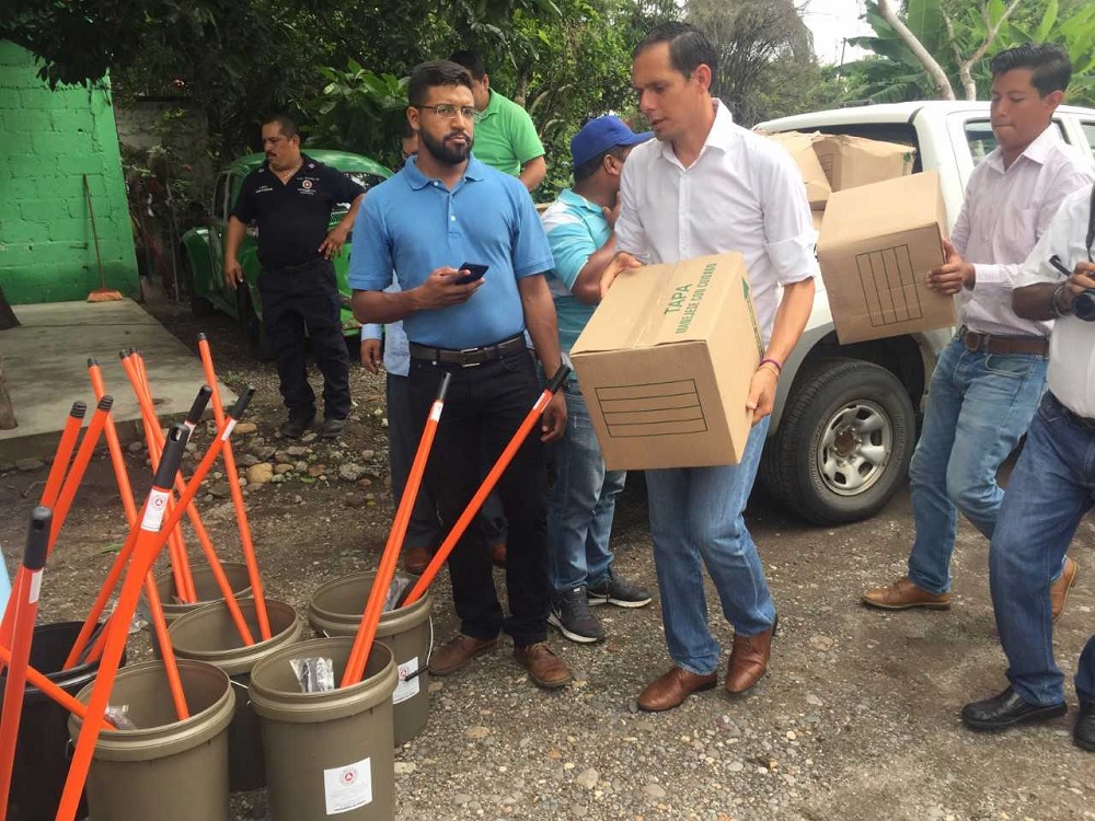 Autoridades municipales y estatales entregan insumos a familias afectadas por las inundaciones en Tierra Blanca