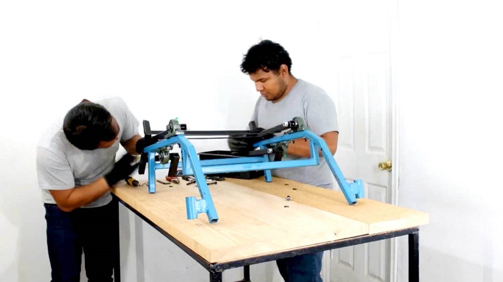 Estudiantes de la UNAM desarrollan aparato para ayudar a joven parapléjica de Oaxaca